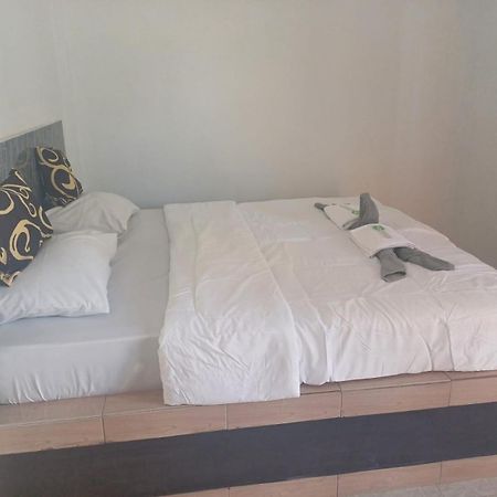 Black Sweet Homestay Dua Gili Air Bagian luar foto