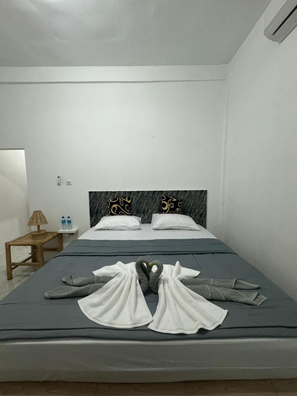 Black Sweet Homestay Dua Gili Air Bagian luar foto