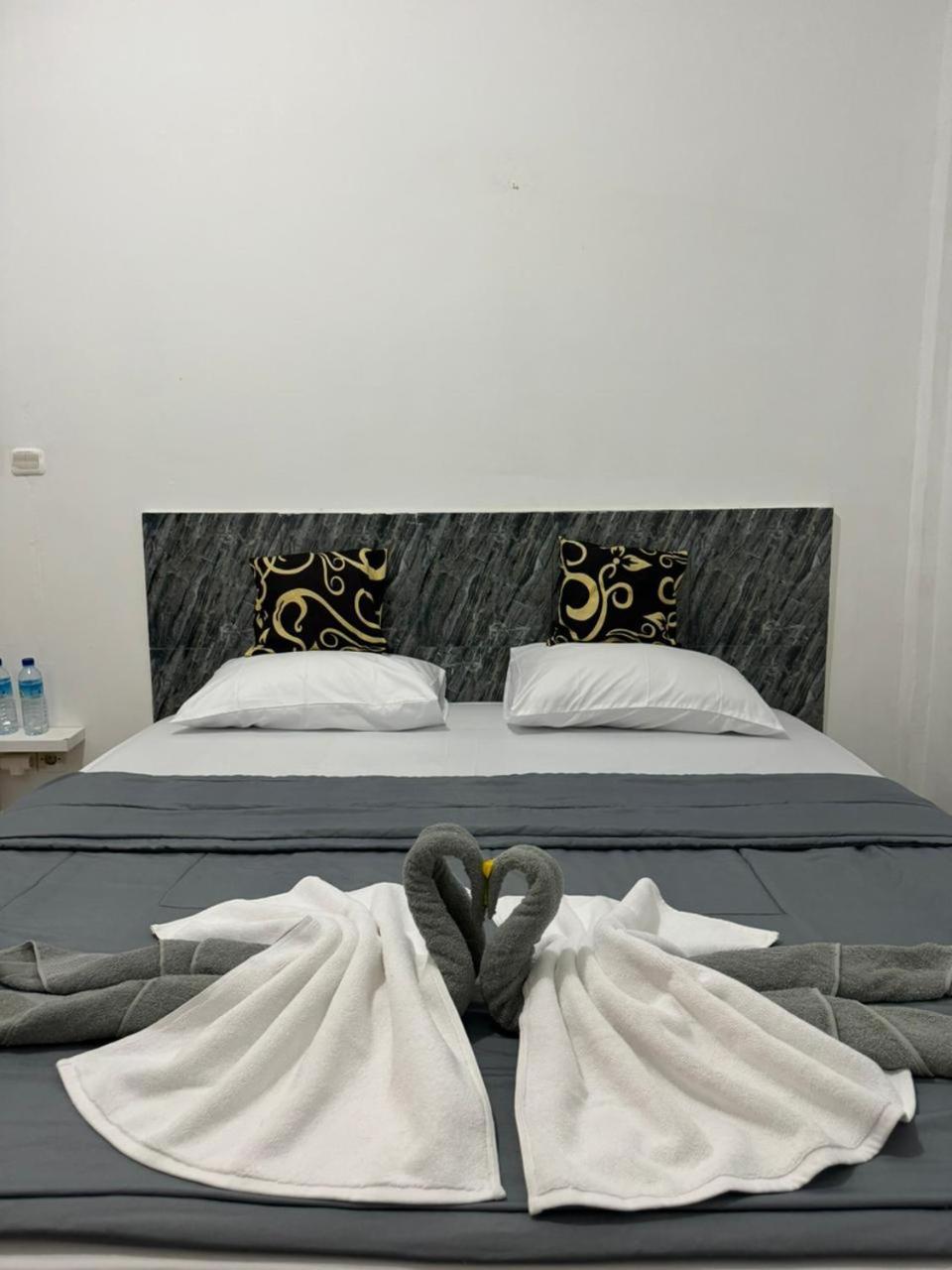 Black Sweet Homestay Dua Gili Air Bagian luar foto
