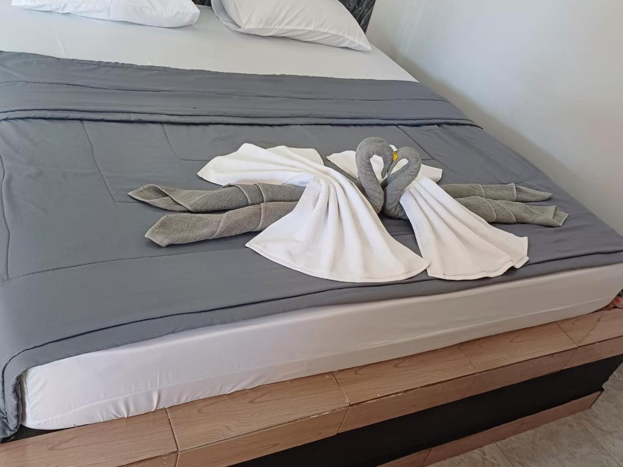 Black Sweet Homestay Dua Gili Air Bagian luar foto