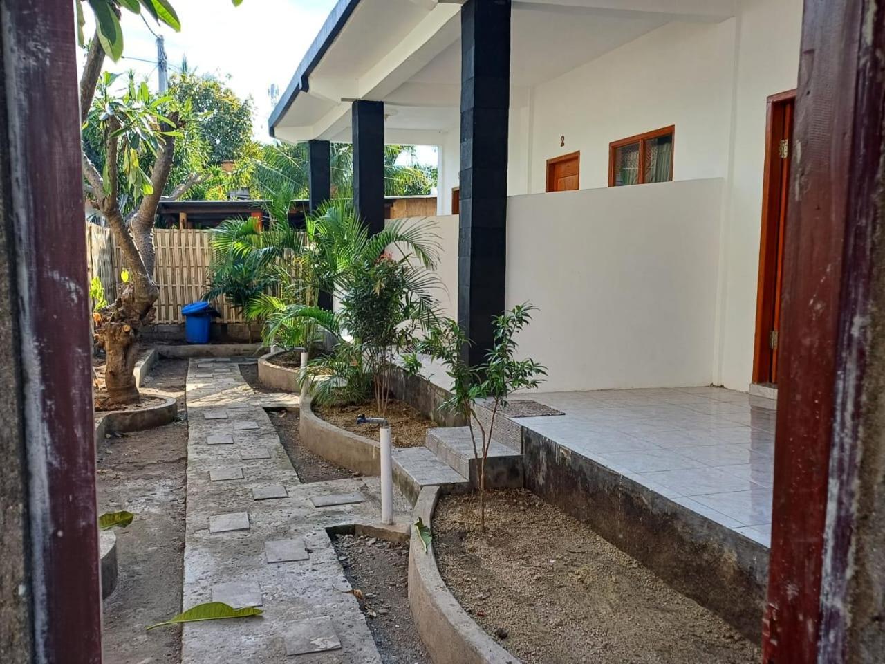 Black Sweet Homestay Dua Gili Air Bagian luar foto