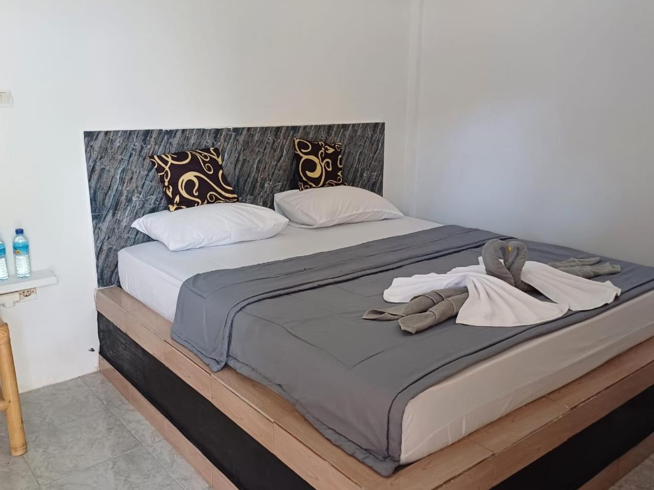Black Sweet Homestay Dua Gili Air Bagian luar foto